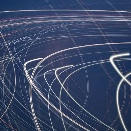 abstrakte Darstellung von Effizienz mit Lichtspuren