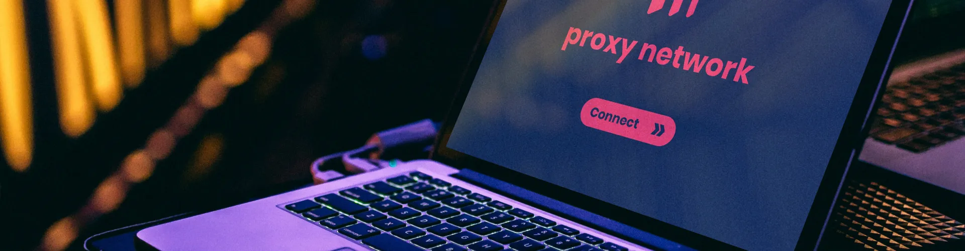 Laptop mit Bildschirm, der 'proxy network' und eine Schaltfläche zum Verbinden anzeigt