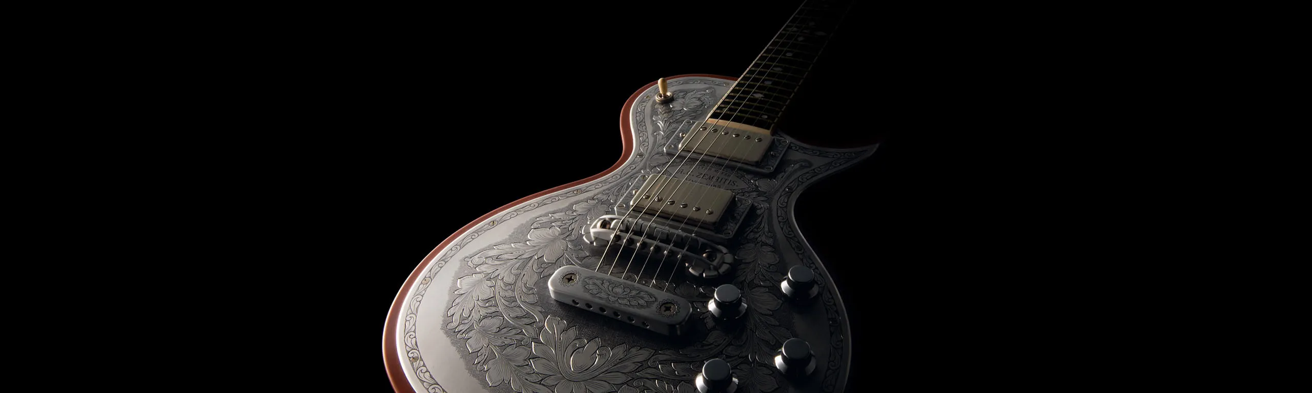 Nahaufnahme einer kunstvoll verzierten E-Gitarre